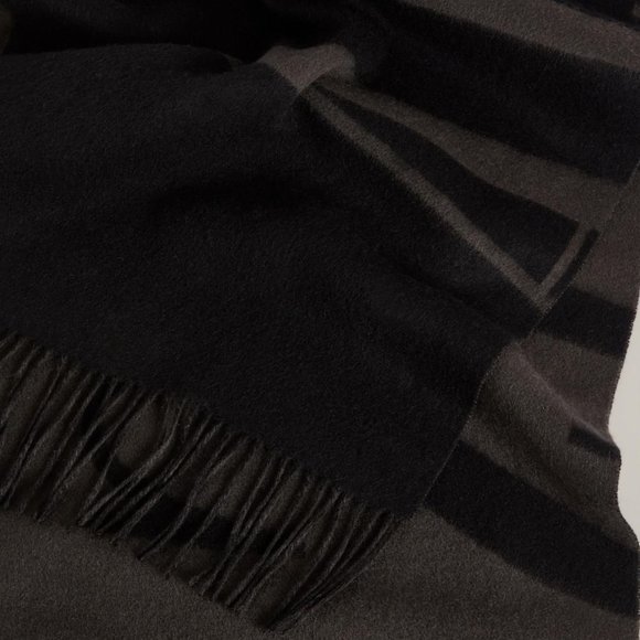 AllSaints Alon Reverse SCARF Wrap 100% Wool Unisex Army Green Black NEW $179 - Picture 4 of 9